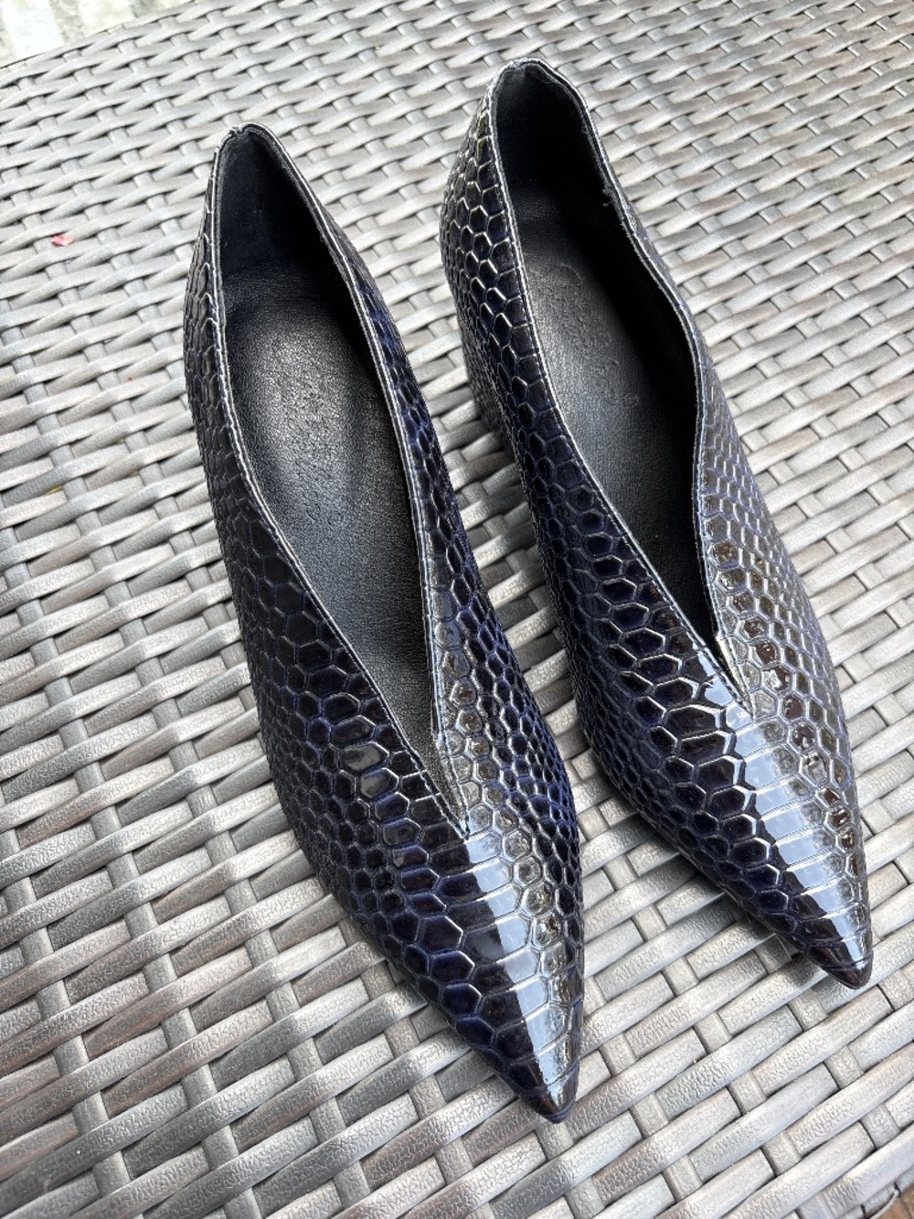 Navy blue snakeskin pattern pointed-toe chunky block heel pumps